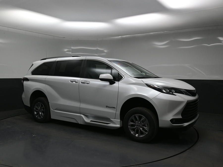 New 2026 Toyota Sienna Hybrid XLE Add - BraunAbility Side Entry Entry In Floor Automatic Ramp
