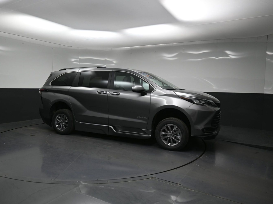 Grey Toyota Sienna image number 14