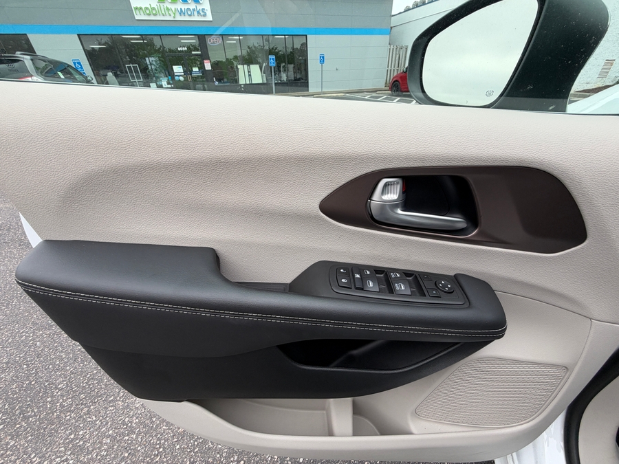White Chrysler Voyager image number 43