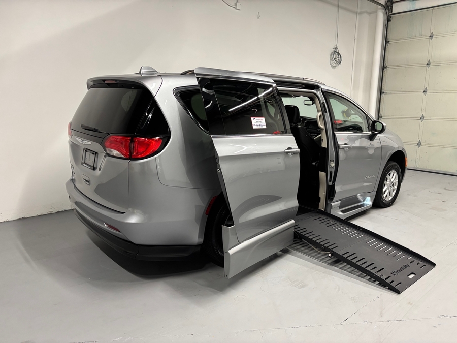 Used 2020 Chrysler Voyager LXi - BraunAbility Side Entry Fold Out Automatic Ramp