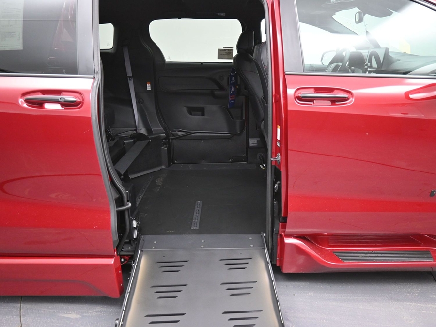 New 2025 Toyota Sienna Hybrid XSE Sport - BraunAbility Side Entry Entry Fold Out Automatic Ramp