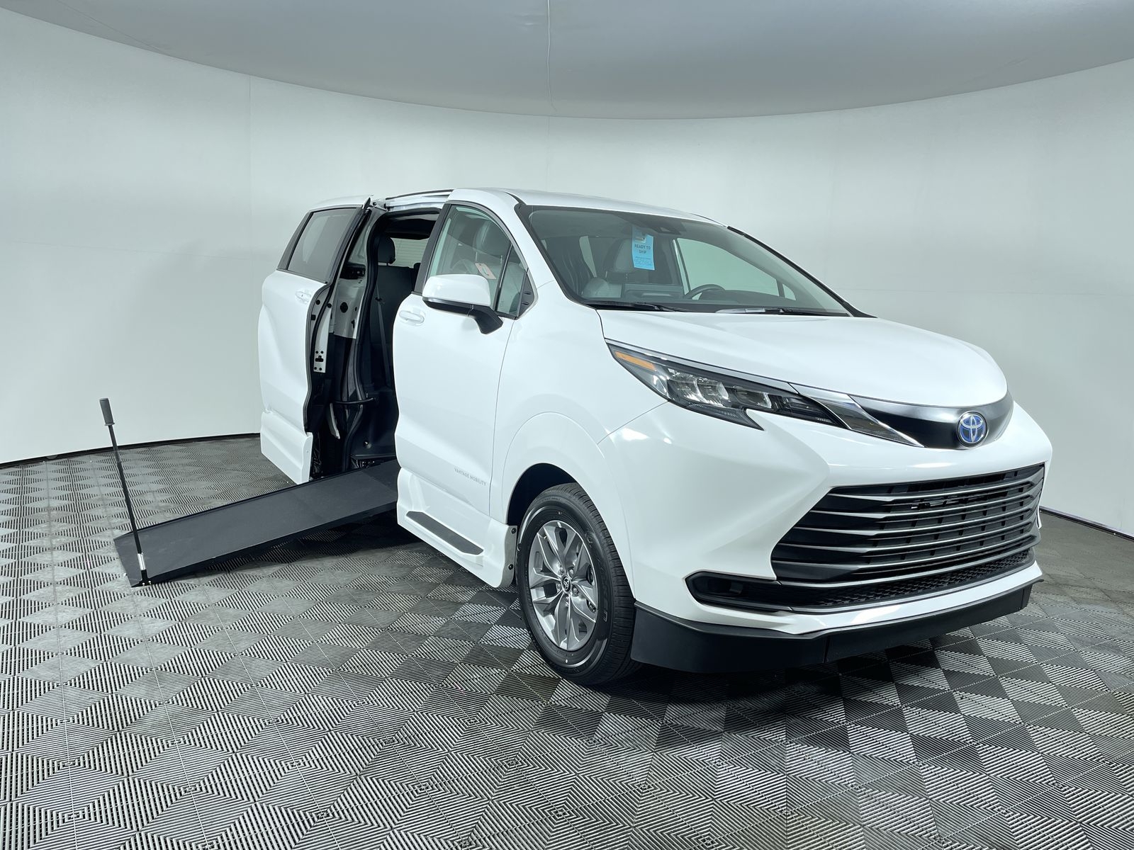 2025 Toyota Sienna LE's photo