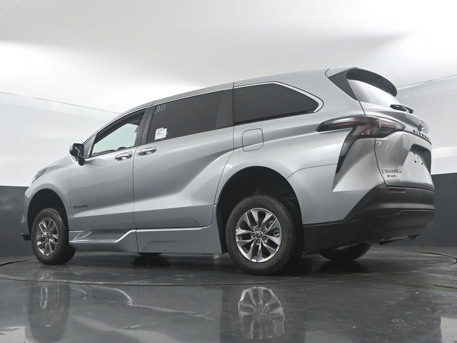 New 2025 Toyota Sienna Hybrid XLE Base - BraunAbility Side Entry Entry Fold Out Automatic Ramp