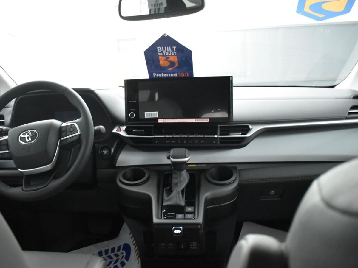2025 TOYOTA SIENNA - Image 13
