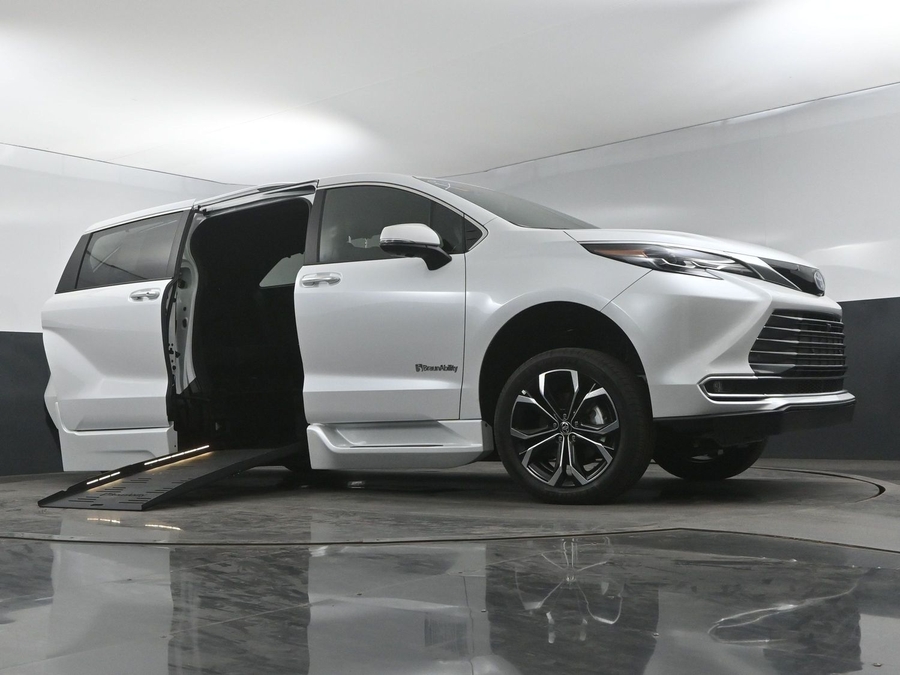 New 2025 Toyota Sienna Hybrid Platinum - BraunAbility Side Entry Entry Fold Out Automatic Ramp