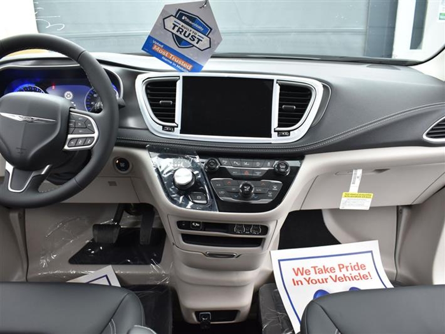 New 2026 Chrysler Pacifica Select Plus - BraunAbility Side Entry Entry In Floor Automatic Ramp