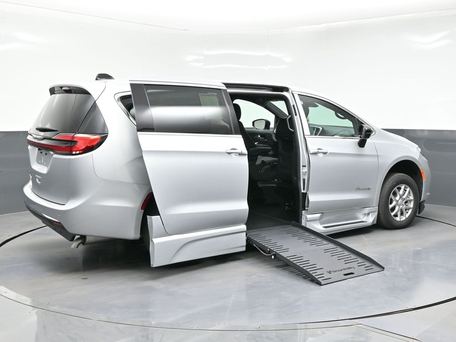 Silver Chrysler Pacifica image number 4