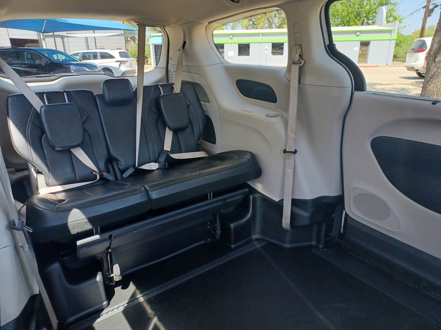 White Chrysler Pacifica image number 3