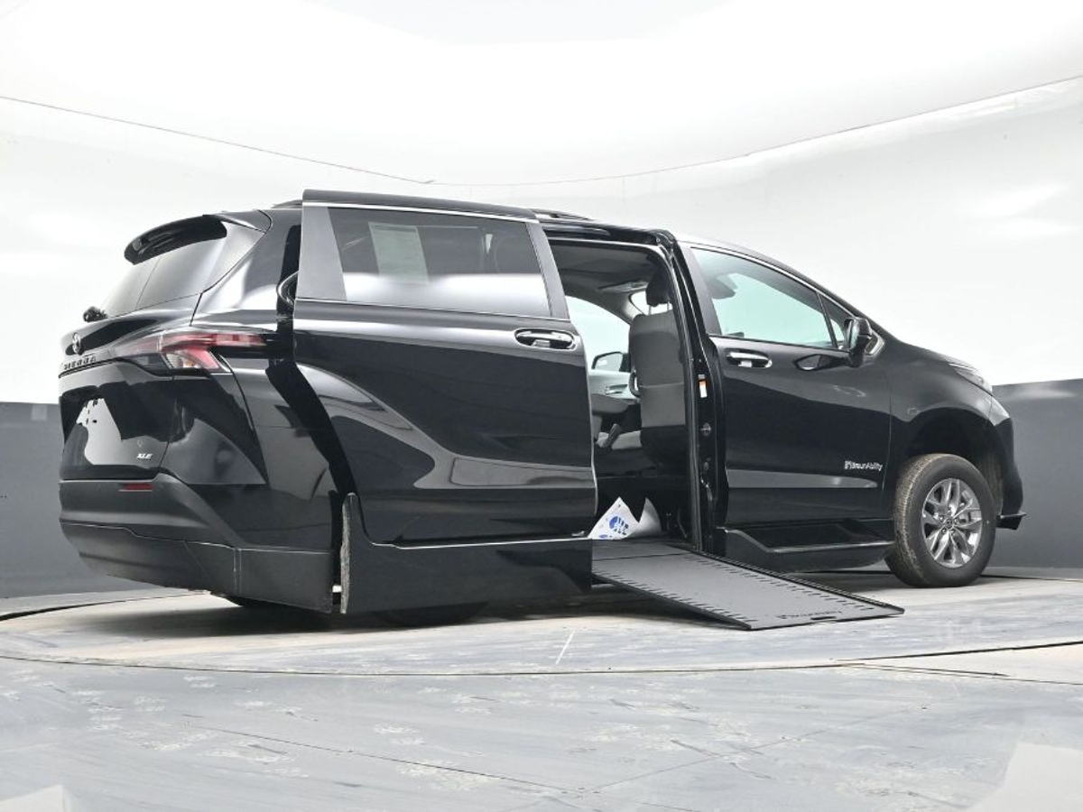 Black Toyota Sienna image number 21
