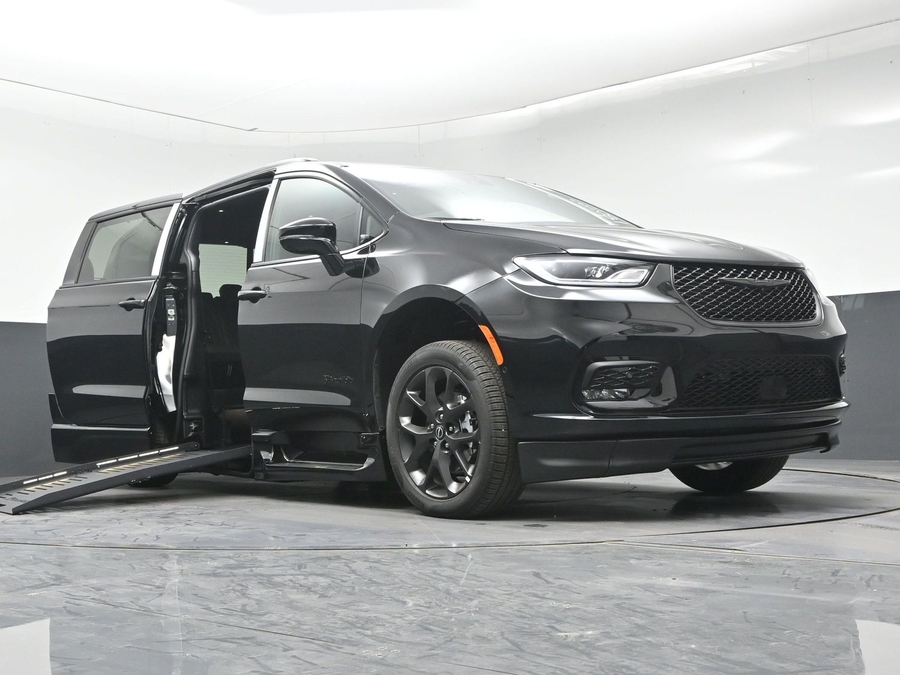 New 2026 Chrysler Pacifica Select Sport - BraunAbility Side Entry Fold Out Automatic Ramp