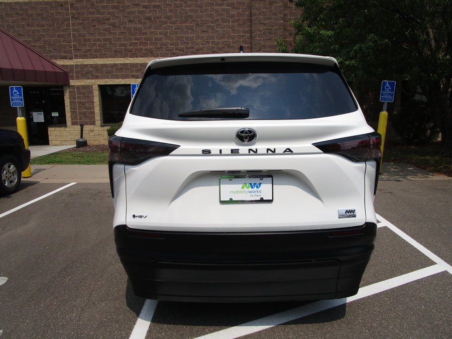 White Toyota Sienna image number 4