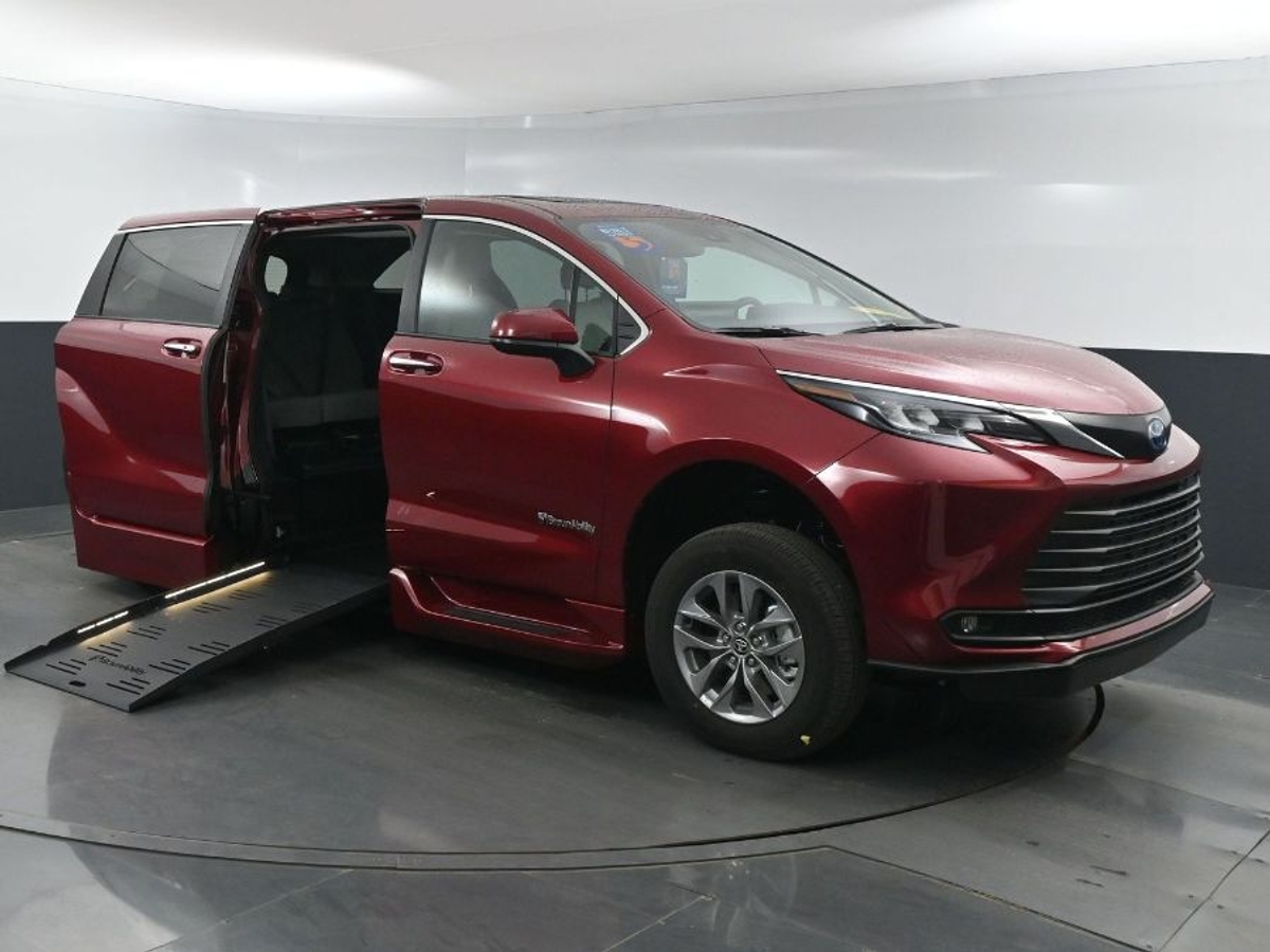 2025 TOYOTA SIENNA - Image 1