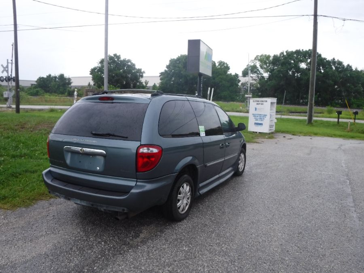 2006 CHRYSLER TOWN AND COUNTRY - Image 9