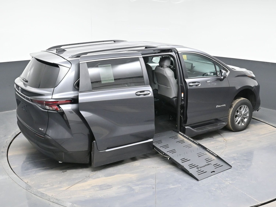New 2025 Toyota Sienna Hybrid XLE Plus - BraunAbility Side Entry Entry Fold Out Automatic Ramp