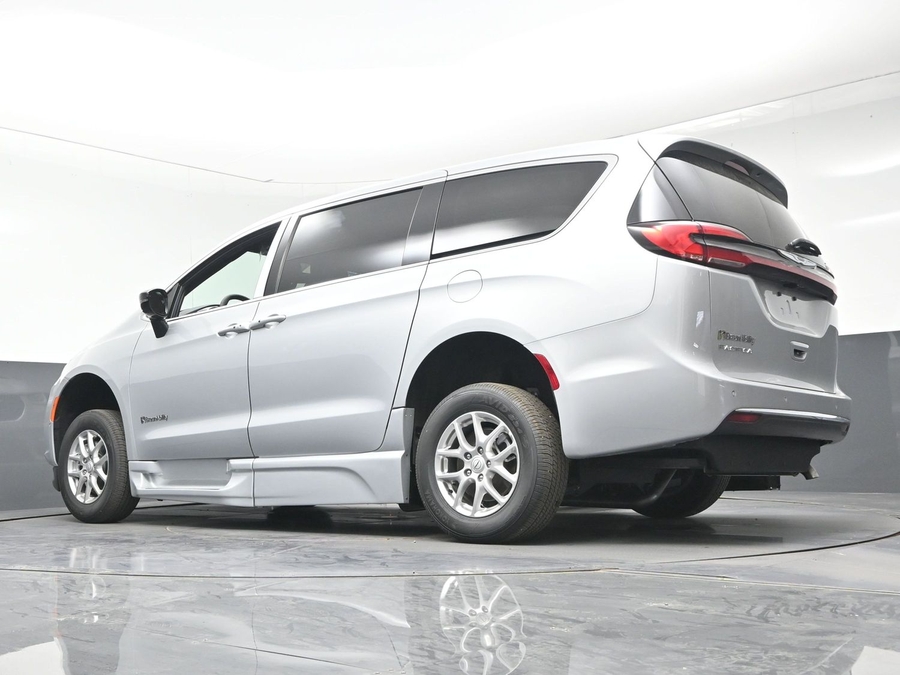 Silver Chrysler Pacifica image number 17