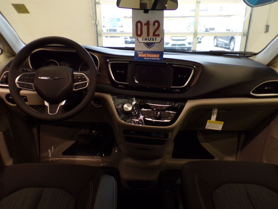 Black Chrysler Voyager image number 15