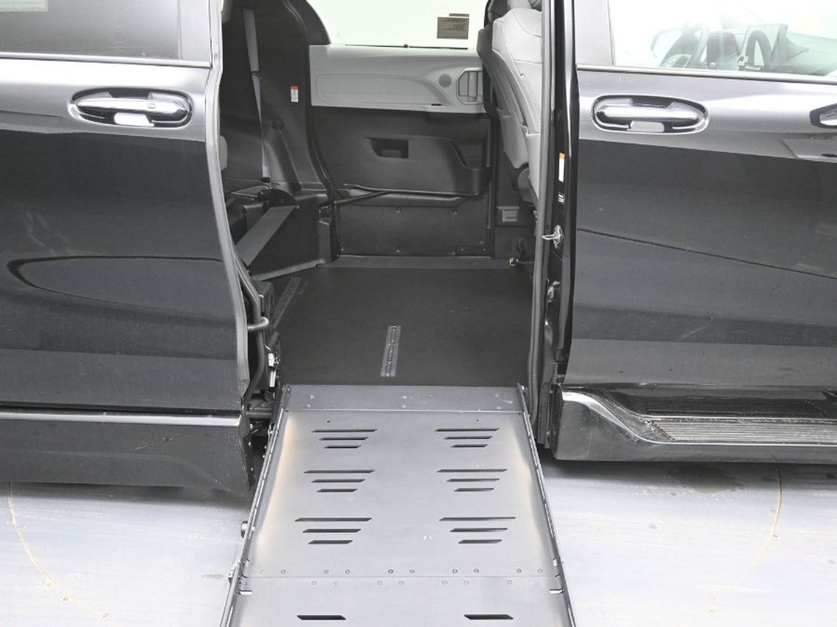 Black Toyota Sienna image number 15