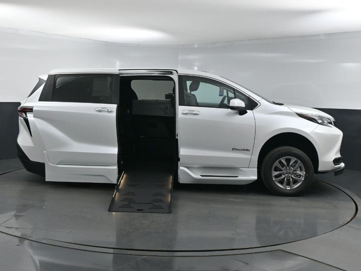 2025 TOYOTA SIENNA - Image 1