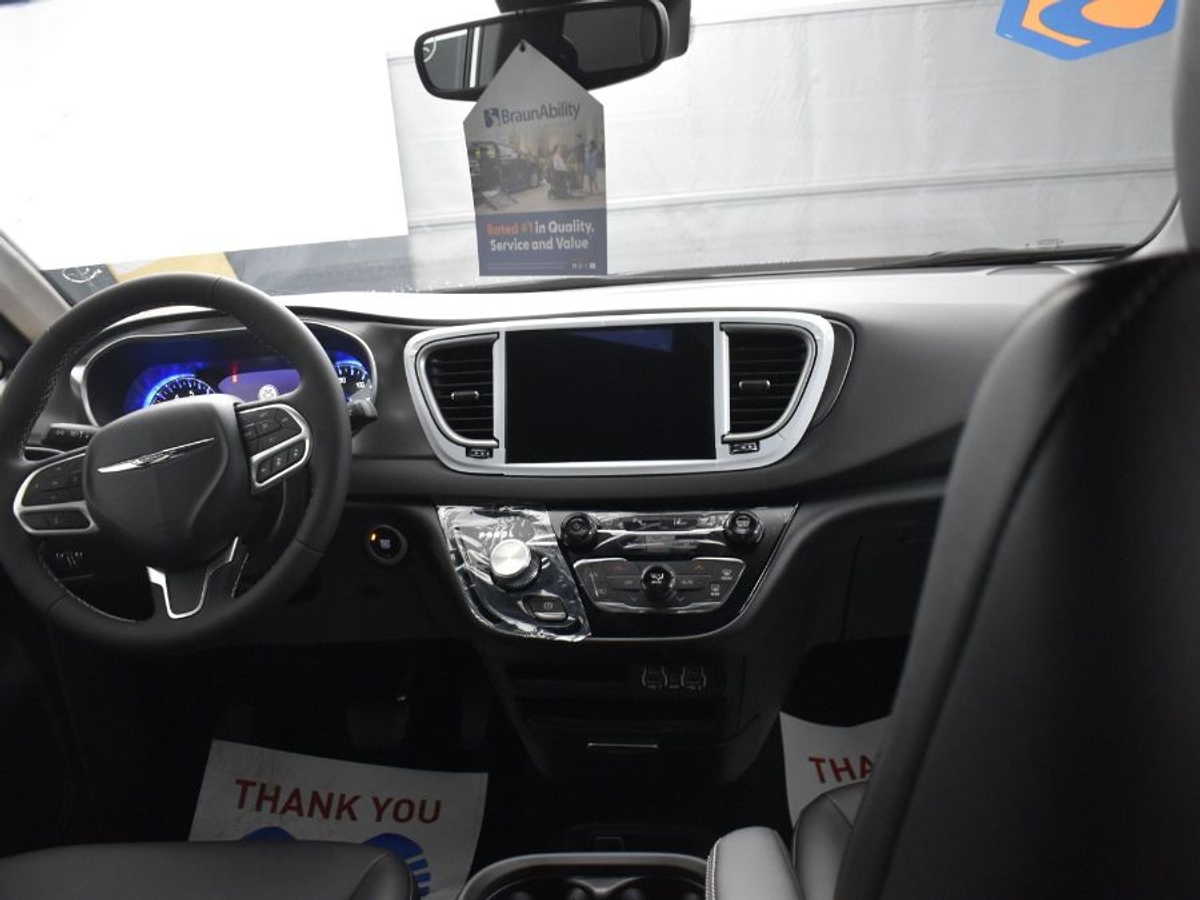 2025 CHRYSLER VOYAGER - Image 13