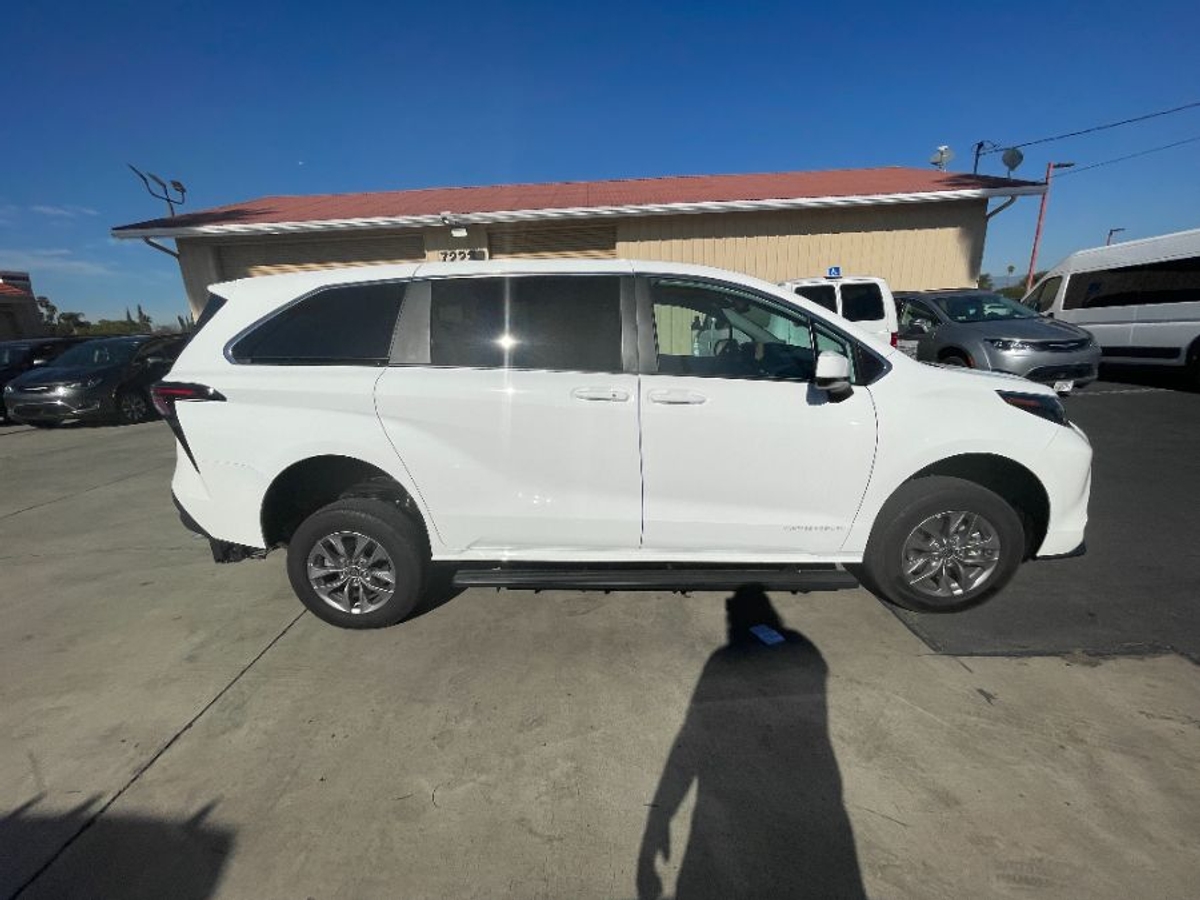 White Toyota Sienna image number 1