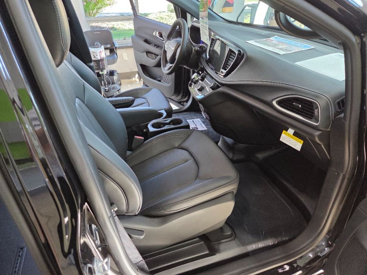 2025 CHRYSLER PACIFICA - Image 10