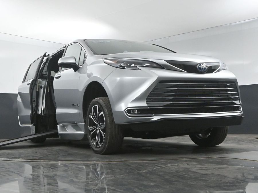 New 2025 Toyota Sienna Hybrid Platinum - BraunAbility Side Entry Entry In Floor Automatic Ramp
