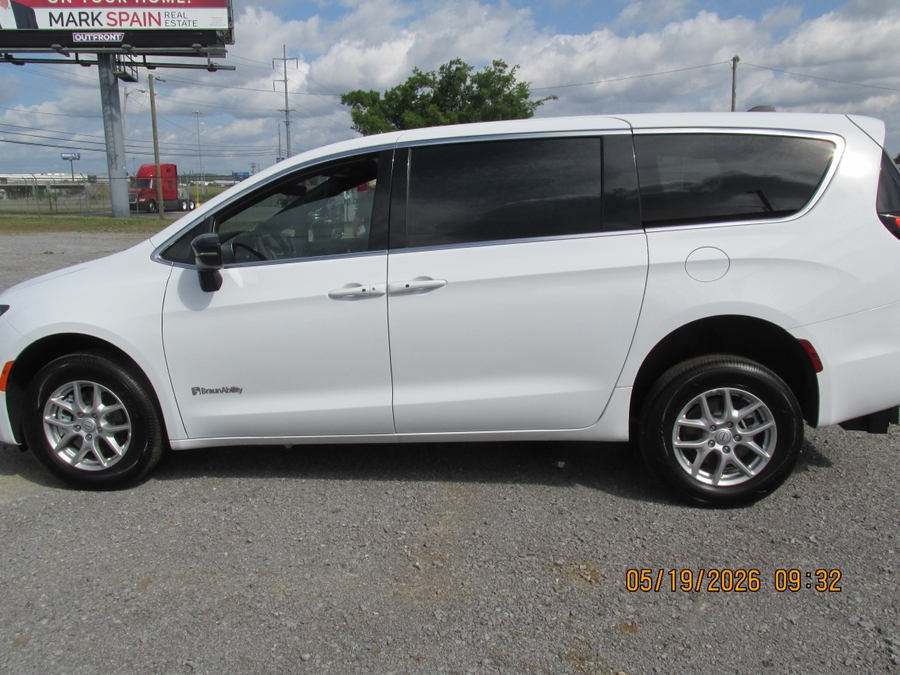 White Chrysler Voyager image number 12