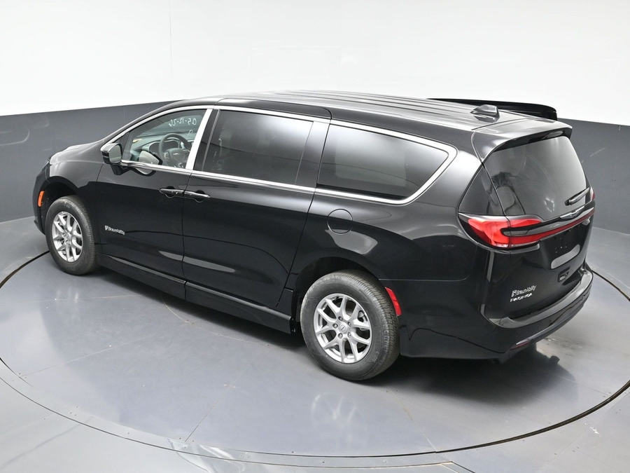 Black Chrysler Pacifica image number 10