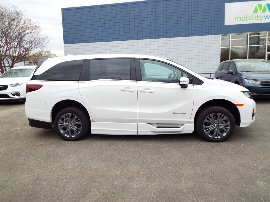 White Honda Odyssey image number 3