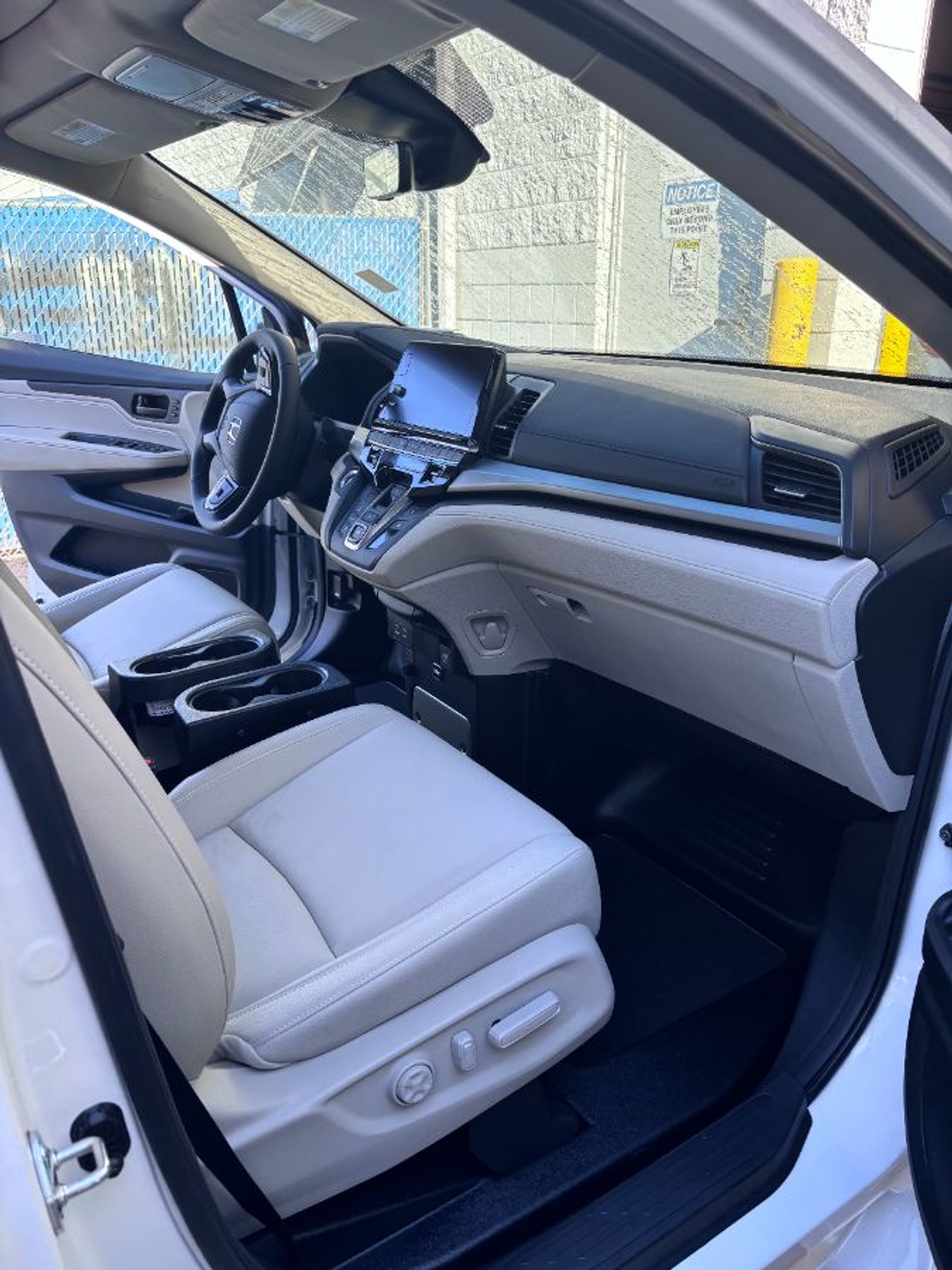 White Honda Odyssey image number 7