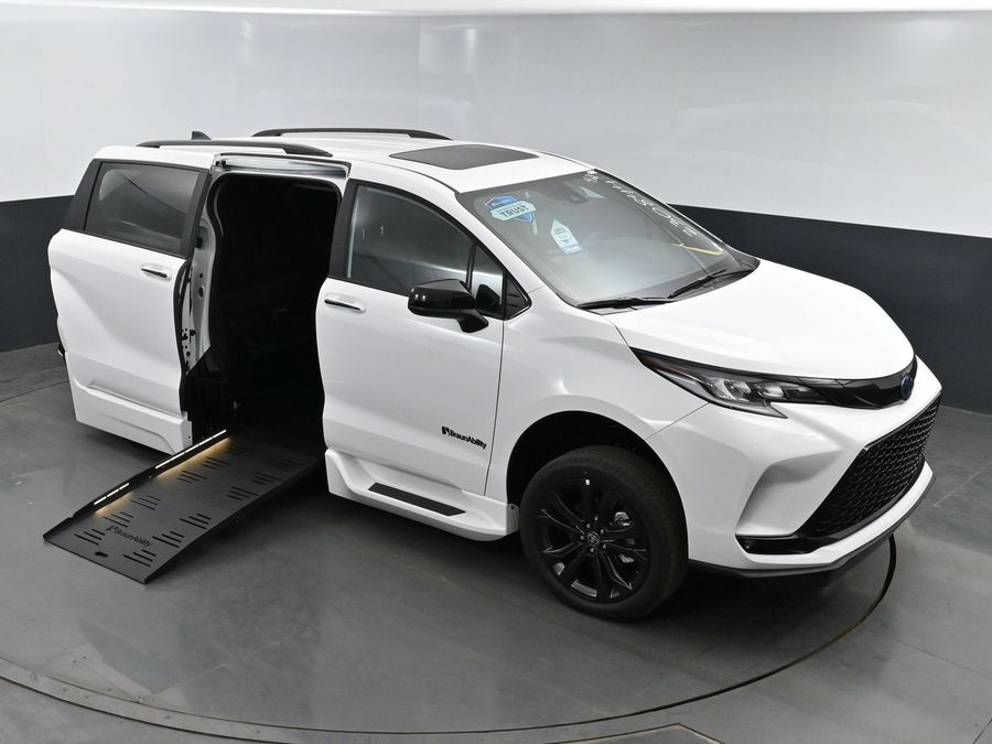 New 2025 Toyota Sienna Hybrid XSE Sport - BraunAbility Side Entry Entry Fold Out Automatic Ramp