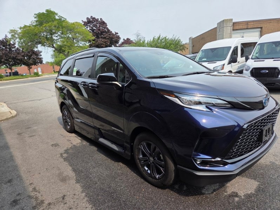 Blue Toyota Sienna image number 5