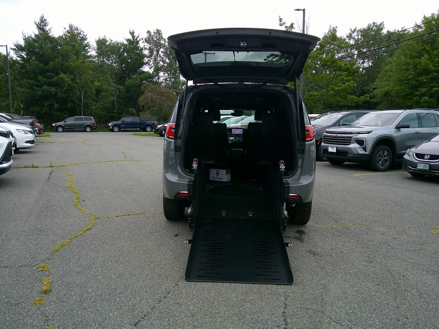 Grey Chrysler Pacifica image number 1