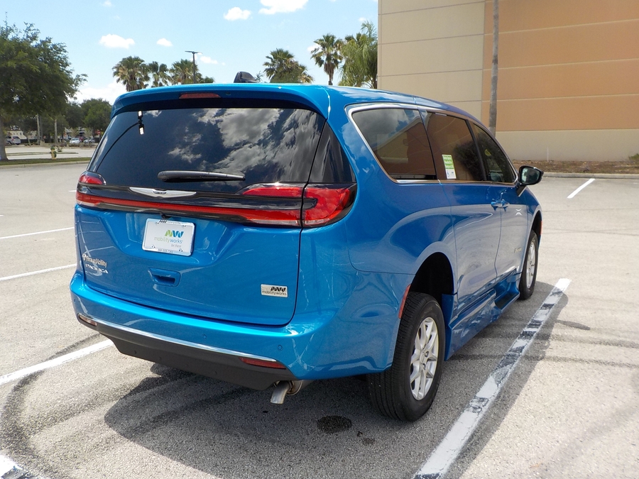 Blue Chrysler Pacifica image number 6