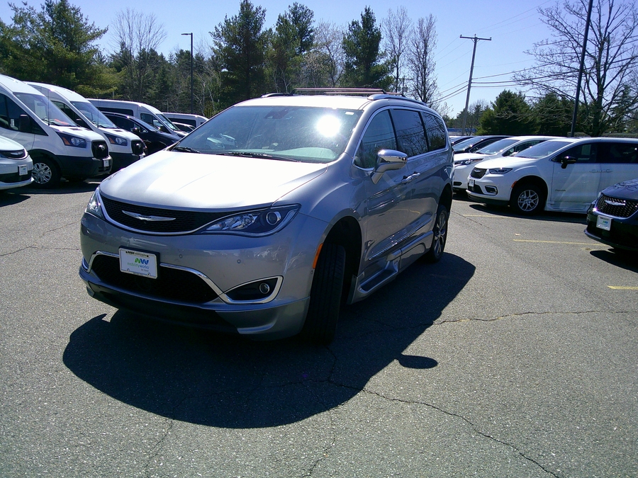 Silver Chrysler Pacifica image number 3