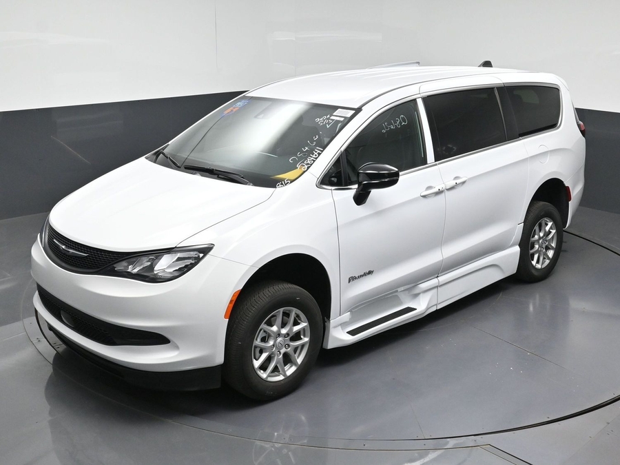 White Chrysler Voyager image number 21
