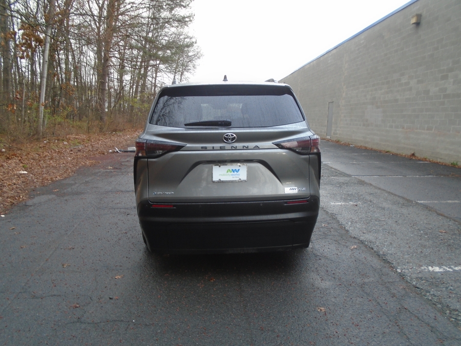 Grey Toyota Sienna image number 12