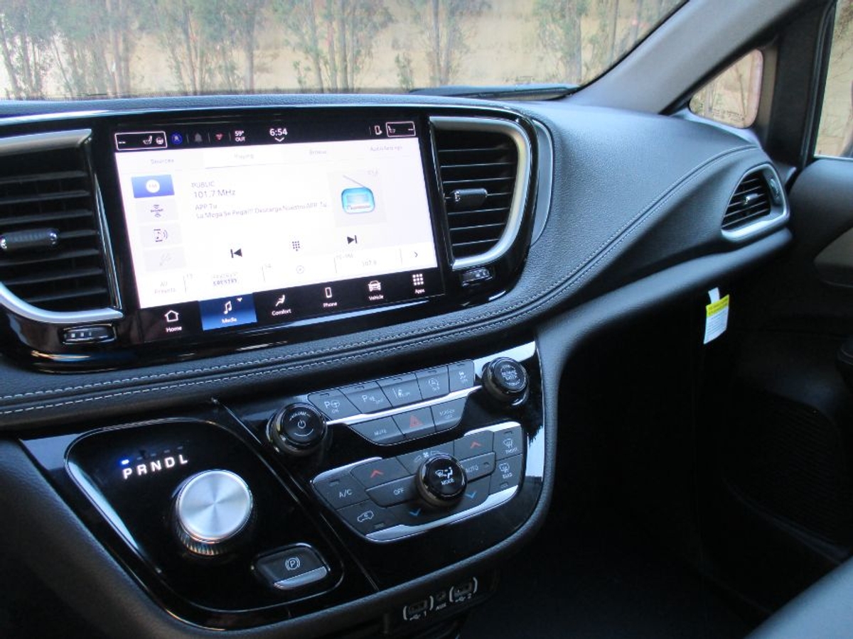 Grey Chrysler Pacifica image number 15