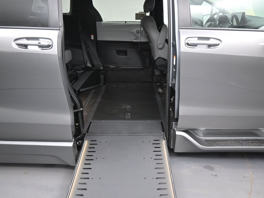 Grey Toyota Sienna image number 10