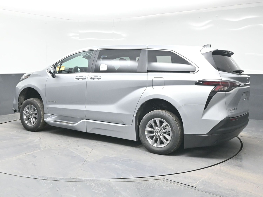 New 2025 Toyota Sienna Hybrid XLE Base - BraunAbility Side Entry Entry Fold Out Automatic Ramp