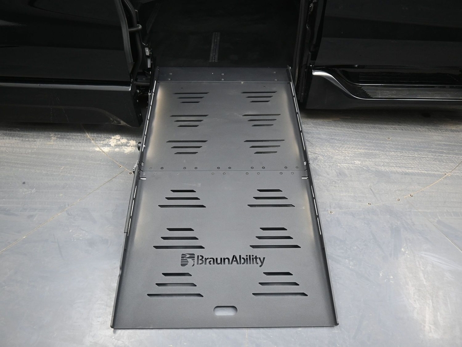 New 2026 Toyota Sienna Hybrid Limited - BraunAbility Side Entry Fold Out Automatic Ramp