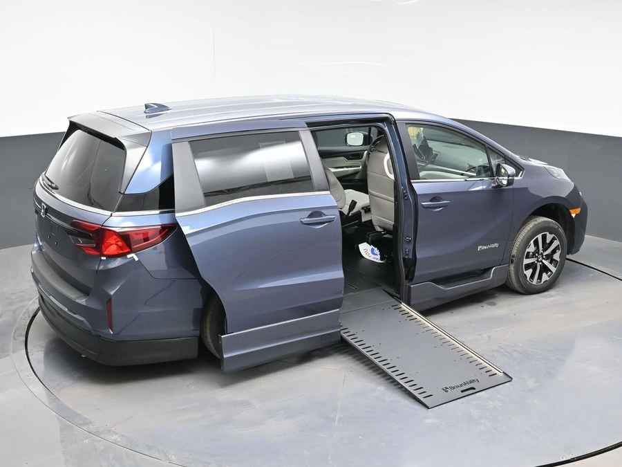 Blue Honda Odyssey image number 19