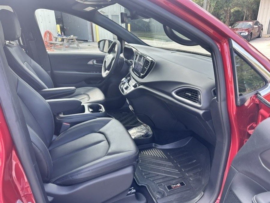 Red Chrysler Voyager image number 5