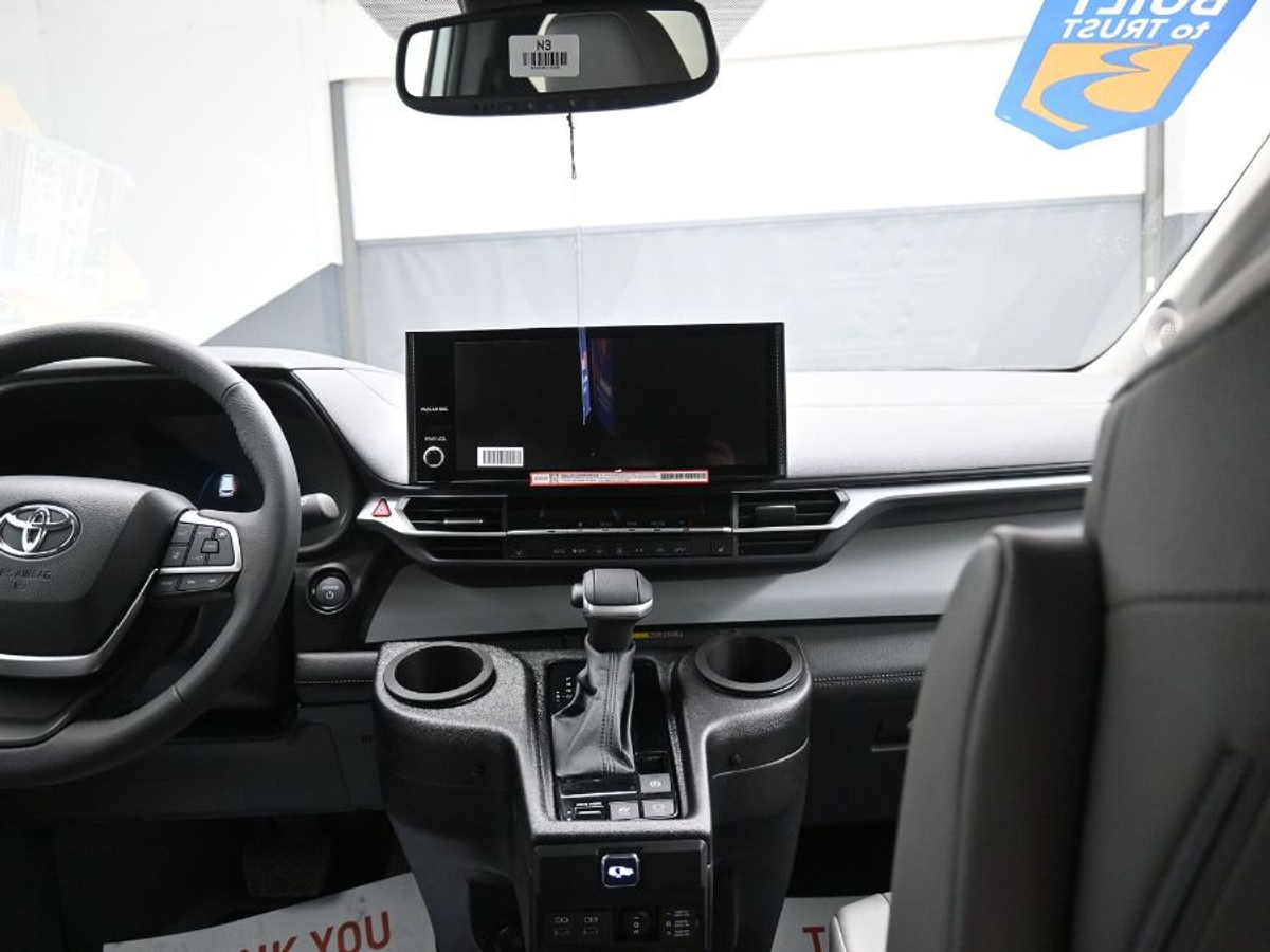2025 TOYOTA SIENNA - Image 13