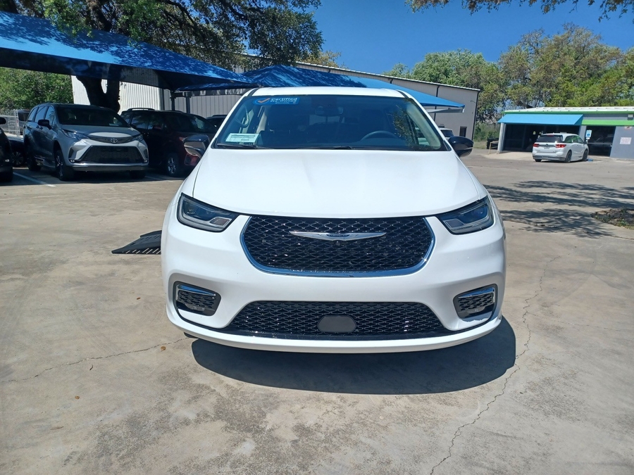 White Chrysler Pacifica image number 4