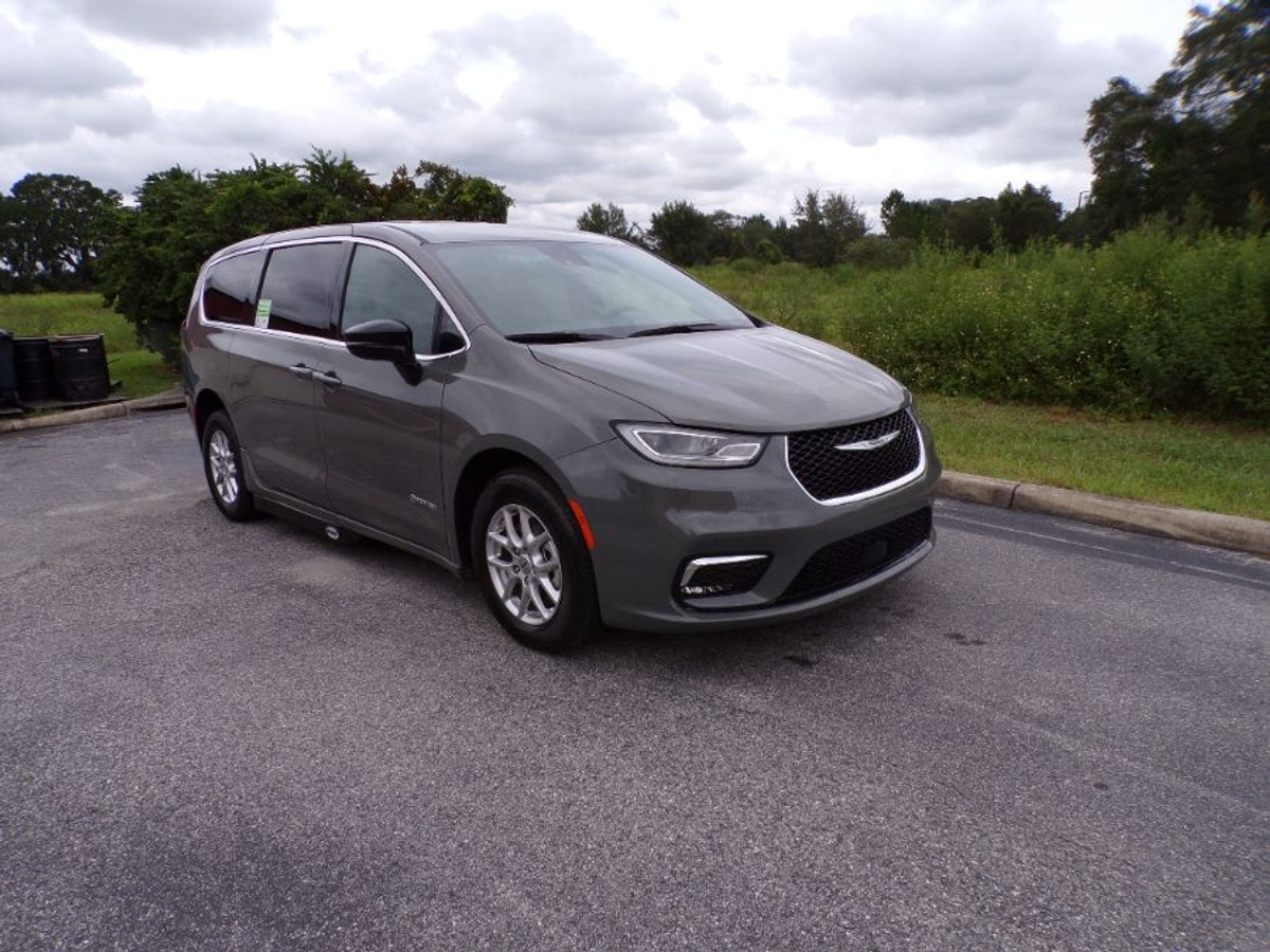 Grey Chrysler Pacifica image number 9
