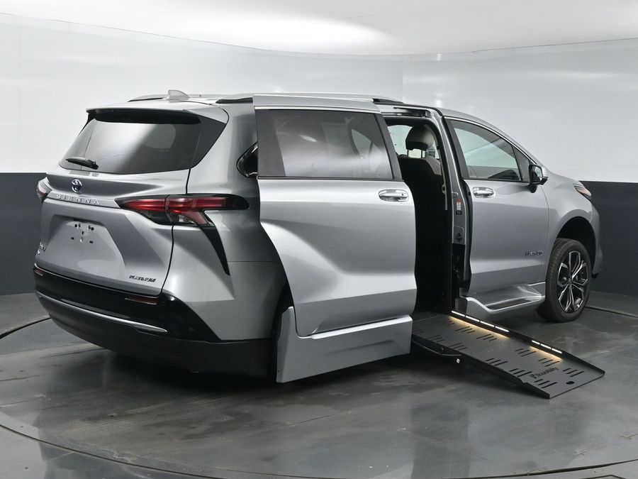 New 2025 Toyota Sienna Hybrid Platinum - BraunAbility Side Entry Entry Fold Out Automatic Ramp