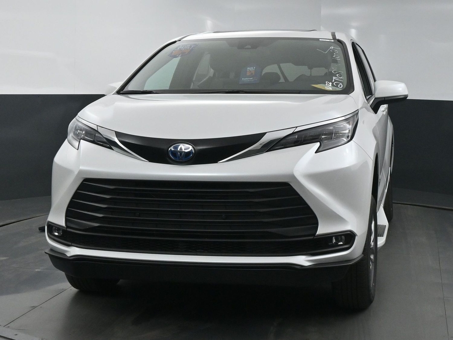 New 2025 Toyota Sienna Hybrid XLE Base - BraunAbility Side Entry Entry Fold Out Automatic Ramp