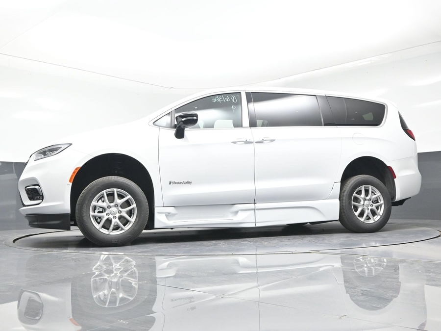 White Chrysler Pacifica image number 16