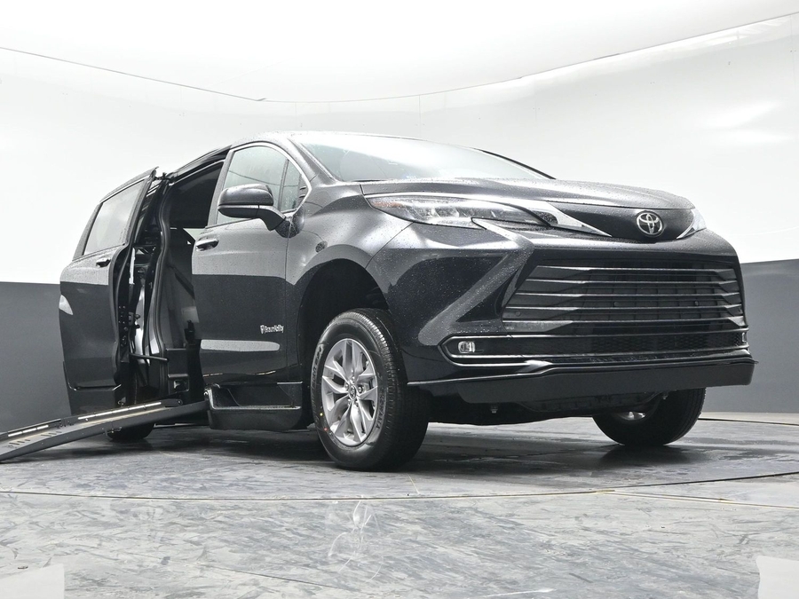 Black Toyota Sienna image number 15